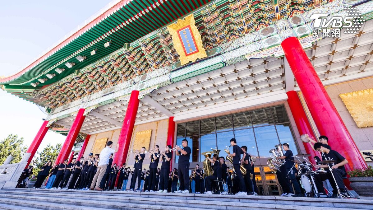金門高中與金城國中管樂團在國家音樂廳驚喜快閃演出,展現年輕活力。(圖/TVBS)