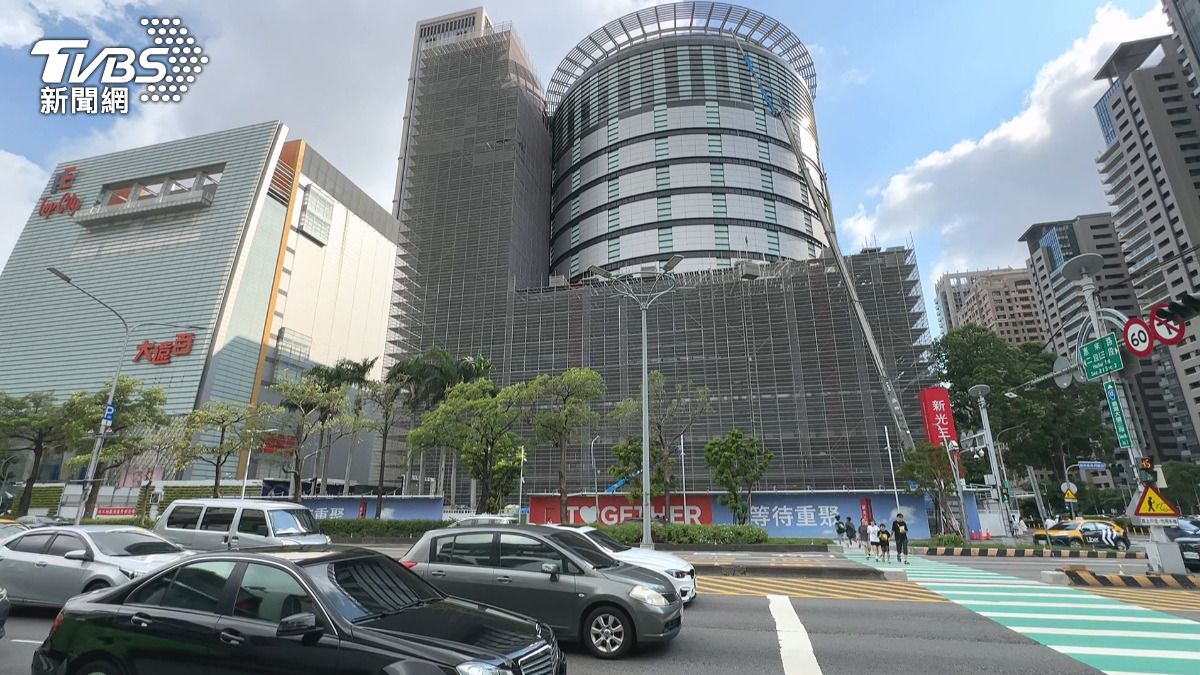 台中新光三越力拼九月底恢復營業，交通局祭出＂禁排令＂，也就是＂禁止排隊等車位。(圖／TVBS) 