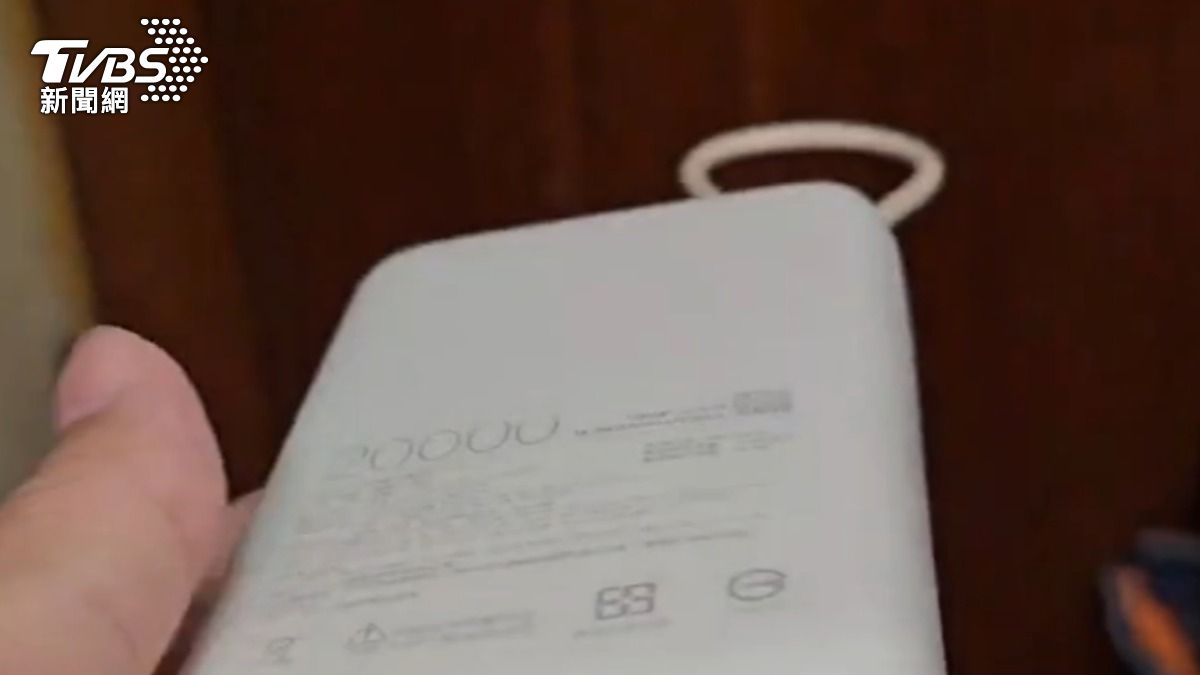 有民眾使用同款小米行動電源,甚至已經膨脹了,卻不符合回收標準。(圖/TVBS)