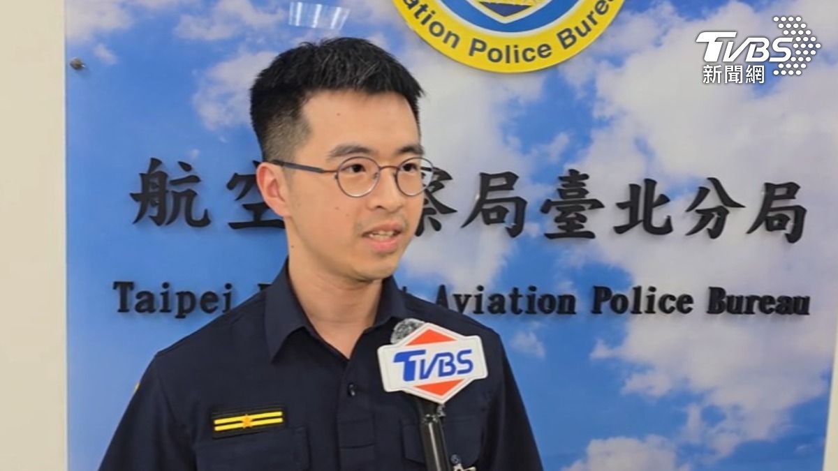 航警局台北分局警備隊分隊長蕭仲傑說，迷路婦人有點脫水，員警立刻提供礦泉水。（圖／TVBS）
