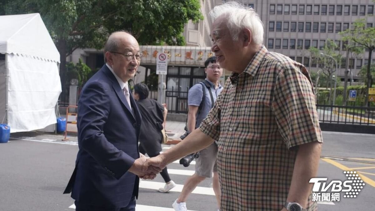 總統府資政姚嘉文與民進黨立院黨團總召柯建銘在「2025文化中元祭典」上握手致意。（圖／中央社）