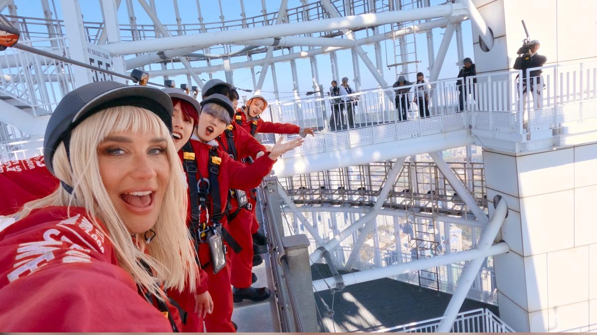 惡女凱莎與男團J01一起在樂天塔進行高空漫步。(圖/APPLE TV+提供)