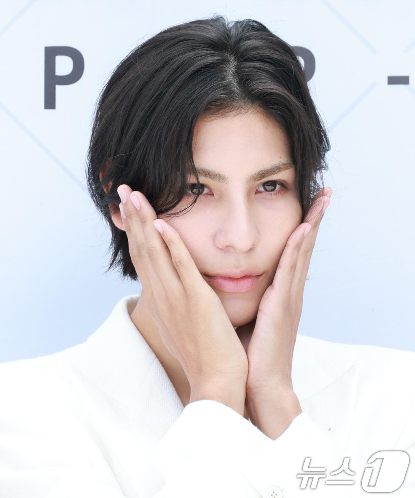Raul不顧192公分超長身現場賣萌。(圖/news1提供)