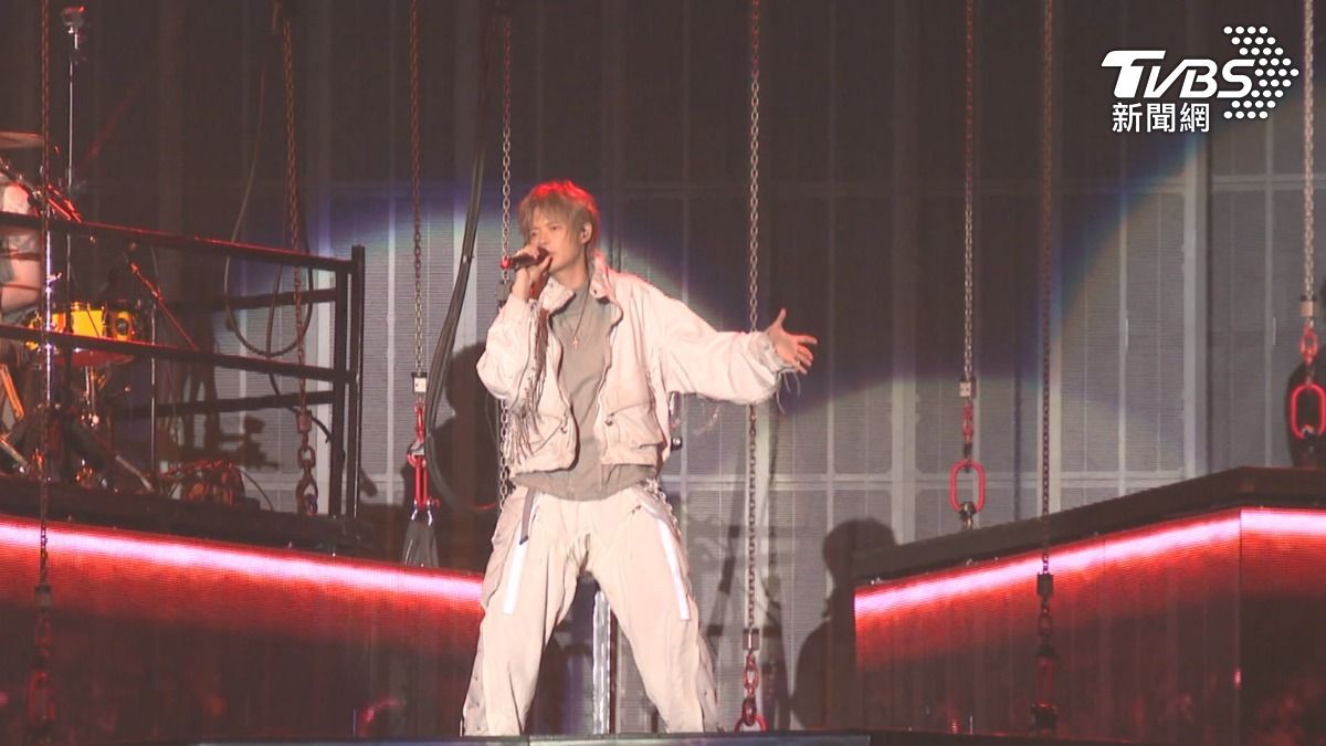 單曲全球首唱,5樓高懸浮舞台,八三夭睽違兩年高雄開唱,全場嗨翻。(圖/TVBS)