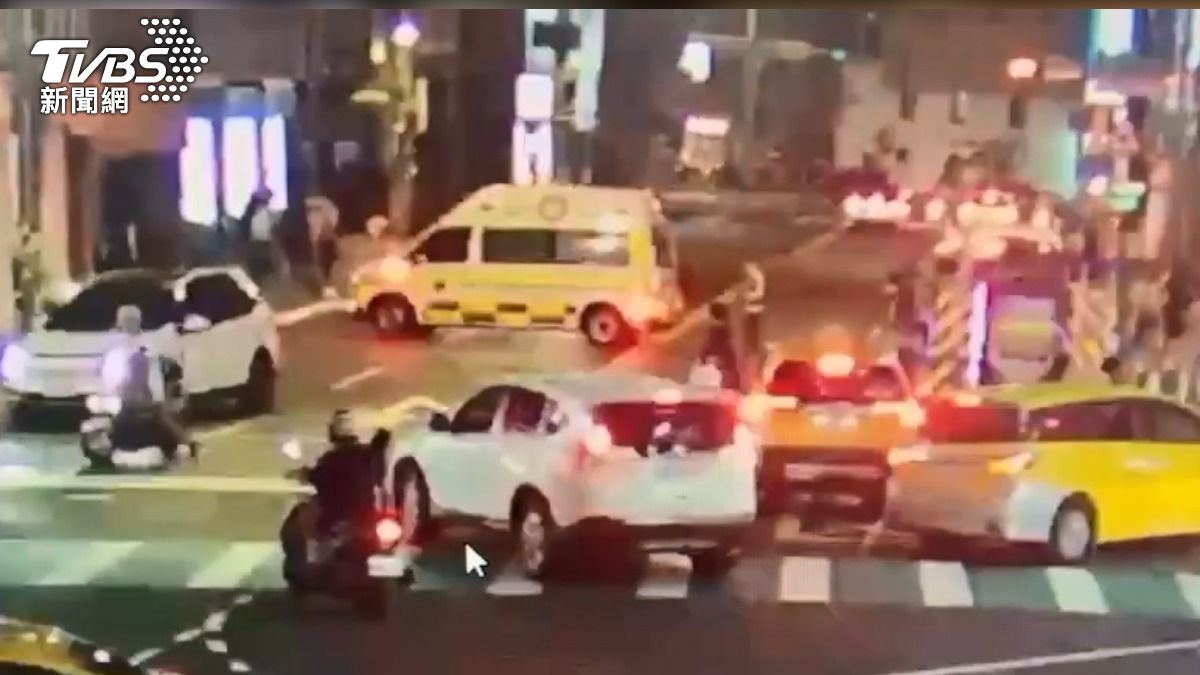 救護車緊急到場送醫。（圖／TVBS）