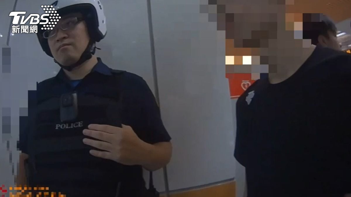 少年插隊上車遭制止,當場與另名男乘客互毆。(圖/TVBS)