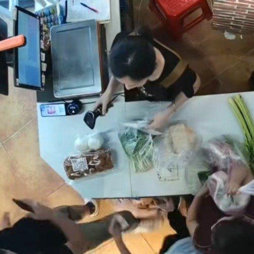 男孩阻止店員掃碼結帳。(圖/翻攝自微博)