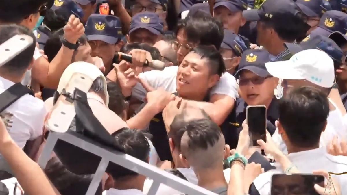 黃國昌率小草「走讀」釀8警受傷 北市警局:非法集會將移送北檢