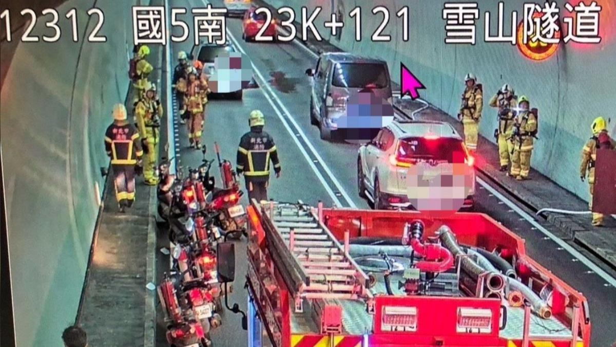 快訊／國5雪山隧道小轎車「狂竄白煙」　往宜蘭一度封閉塞爆