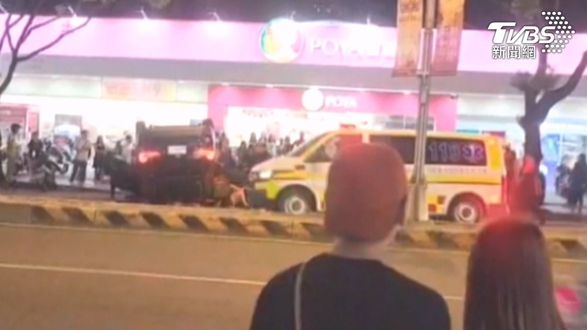 桃園中壢一名男子因癲癇發作導致車輛失控自撞路樹並翻車,造成一家三口全部受傷。(圖/TVBS)