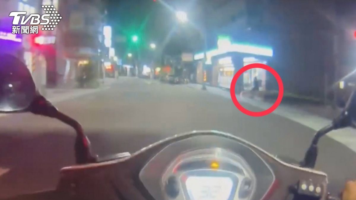 王男酒駕騎乘YouBike還違規右轉。（圖／TVBS）