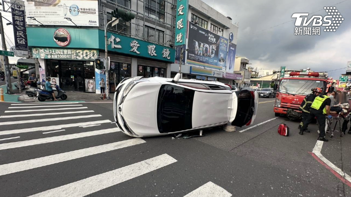 屏東也發生一起翻車事故,駕駛疑似未注意車前狀況,追撞前方轎車後翻覆。(圖/TVBS)