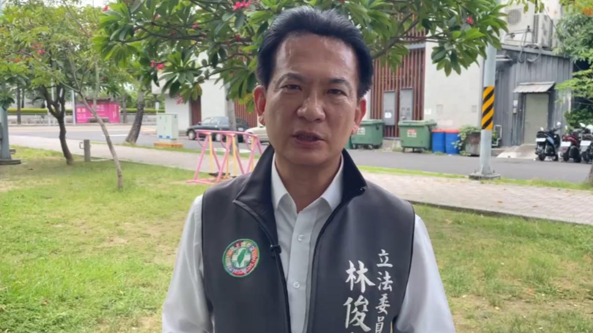 黃國昌鎖喉員警 林俊憲批非常丟臉:演戲演到犯法