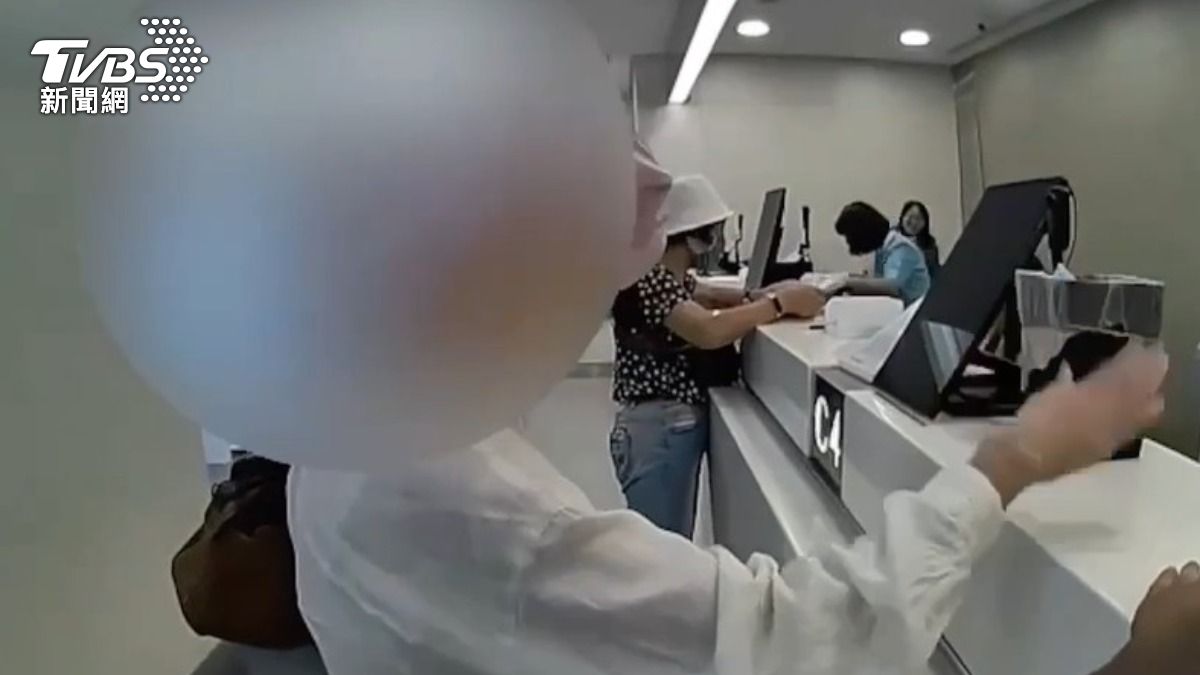 婦人提領百萬現金遭勸阻，拍桌怒罵行員「管太多」。（圖／TVBS）