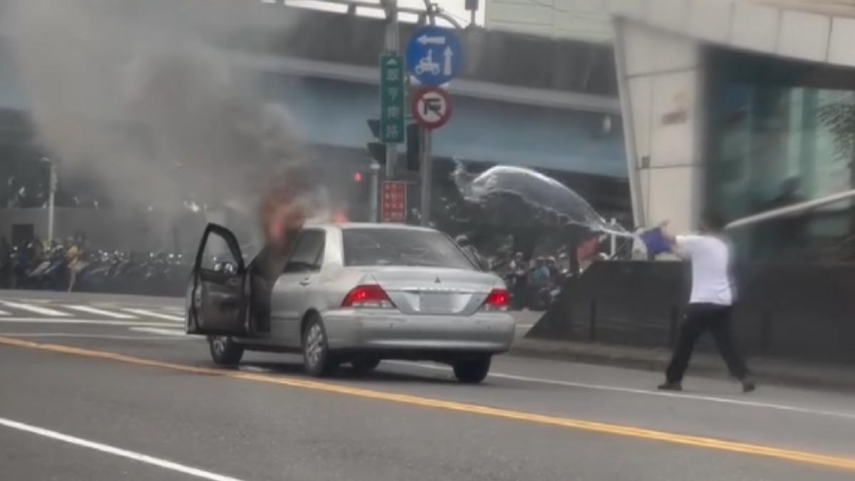 高雄一名駕駛行經高捷草衙站外時,車內音響突然冒出濃濃黑煙,隨後整輛愛車陷入火海。(圖/陳冠龍提供)