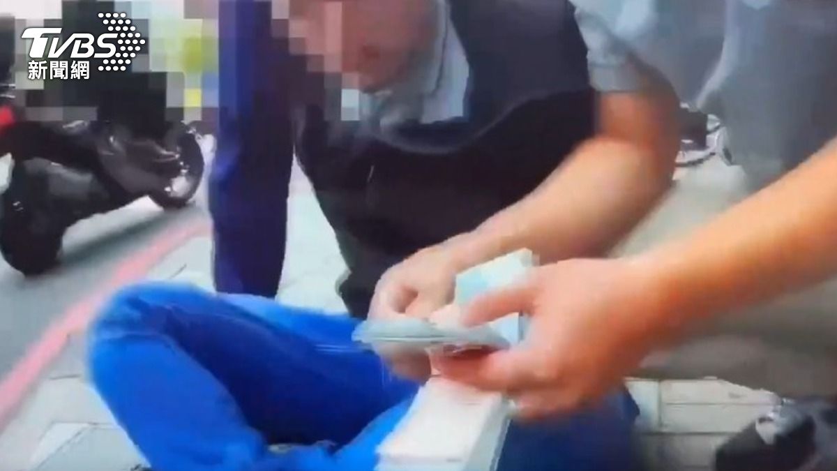 員警從車手身上搜出46萬元現金。（圖／TVBS）
