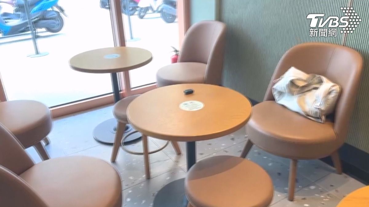 台南一間連鎖咖啡店內,因座位問題引發嚴重糾紛。(圖/TVBS)