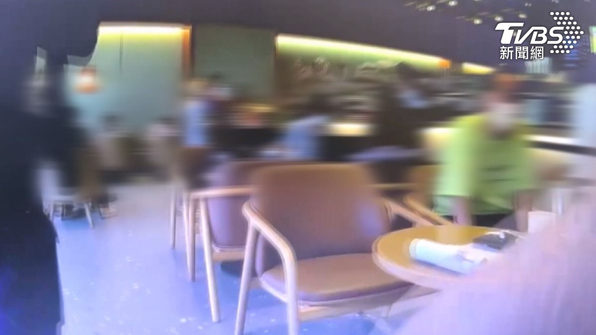這起發生在台南南區連鎖咖啡店的糾紛,最終演變成需要警方介入處理的事件。(圖/TVBS)