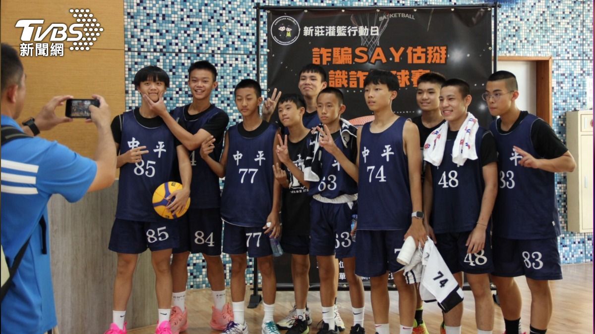 出席活動的小球員開心合影。(圖/TVBS)