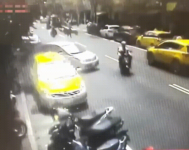撞擊瞬間曝光。（圖／TVBS）