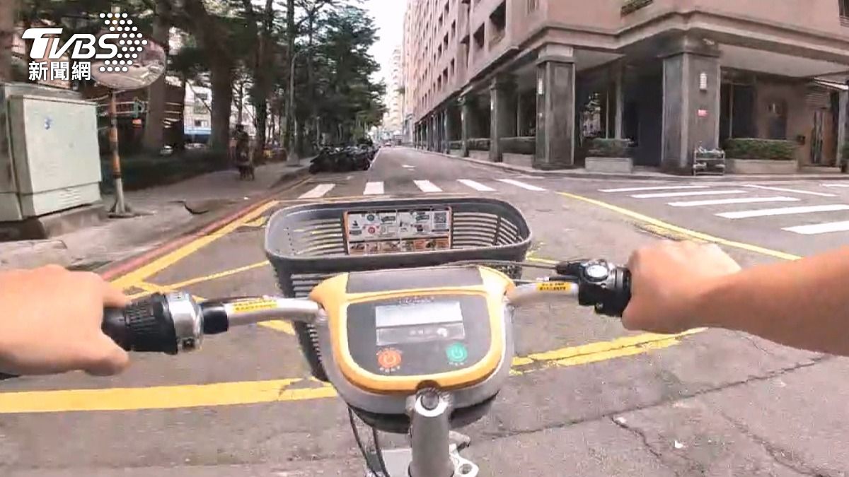 騎YouBike跑ATM詐270萬 「港男車手」機場遭逮慘了。(圖/TVBS)