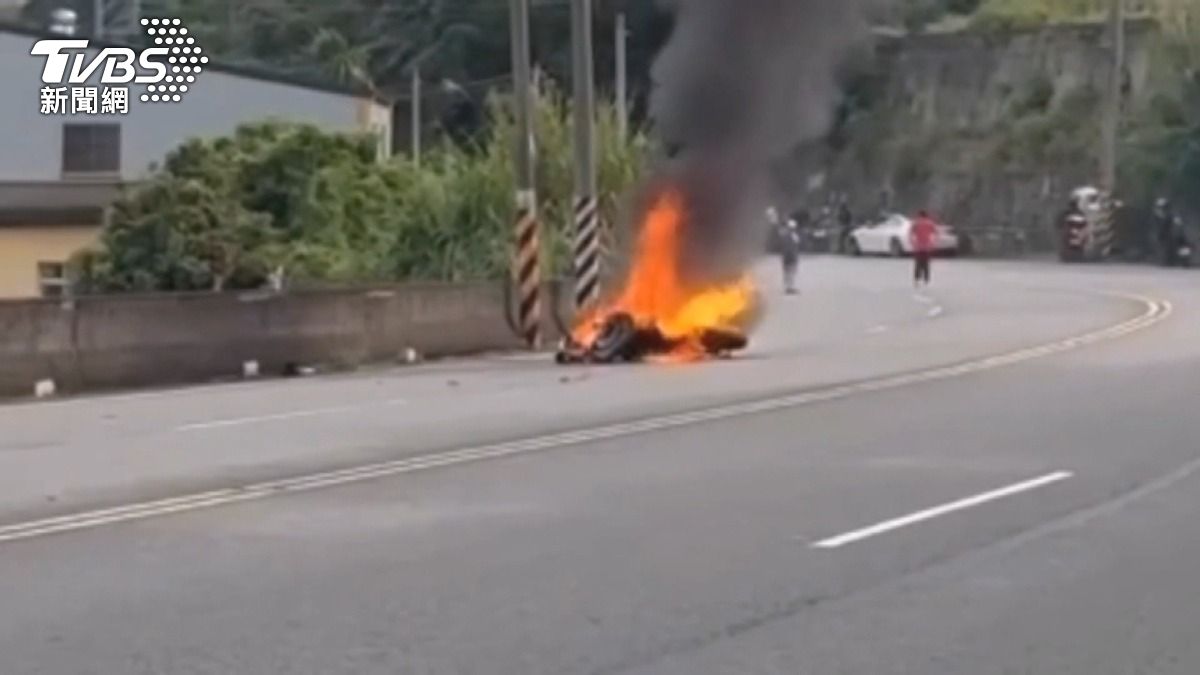 台三線121公里彎道驚魂！重機自摔瞬間燃燒騎士命大僅輕傷。(圖／TVBS)