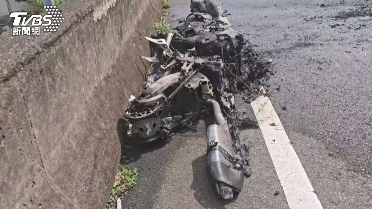 台三線重機過彎失控燒成「廢鐵」騎士輕傷。(圖／TVBS)