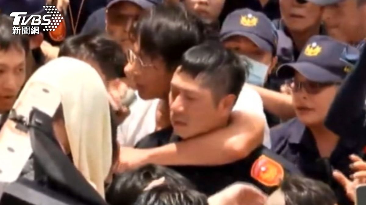 黃國昌「走讀」釀8警受傷 警方要求他這天前到案說明