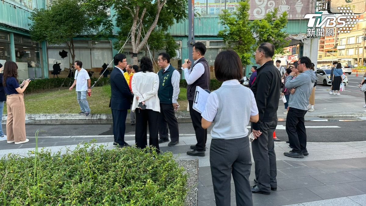 市長黃偉哲與警方實地前往現場視察交通情形。（圖／TVBS）