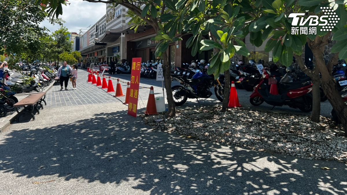 警方在周邊設立交通錐與連桿進行人潮分流。（圖／TVBS）