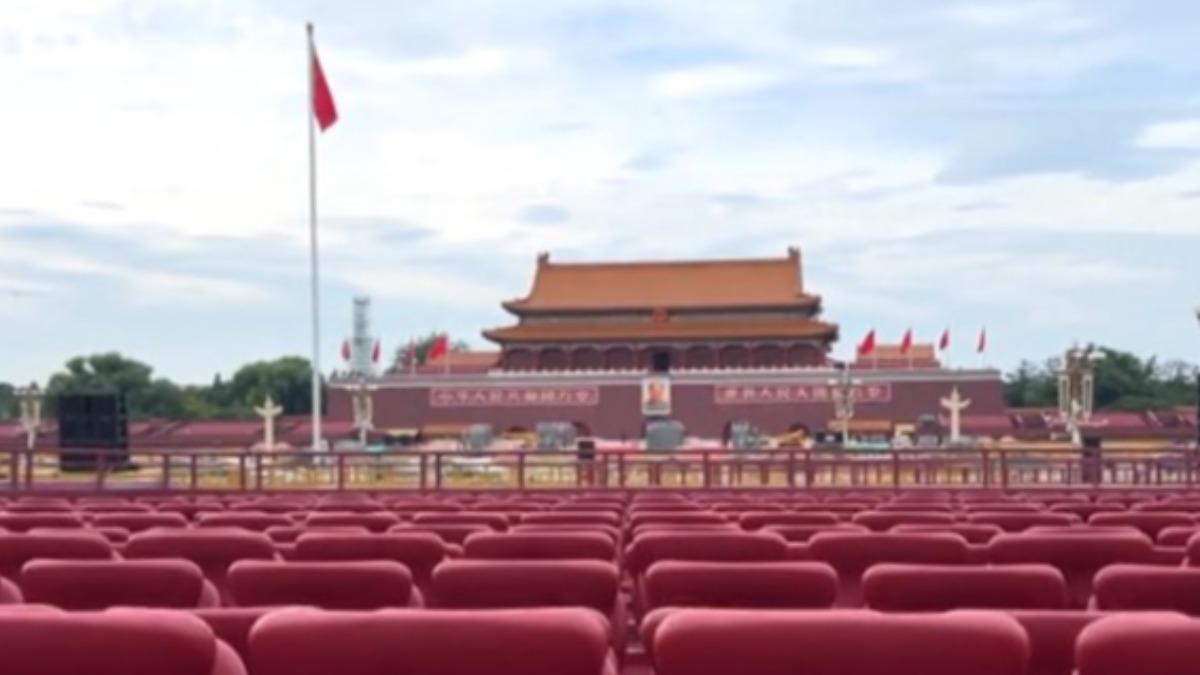 天安門廣場已經擺放好整齊的座椅。(圖/央視)