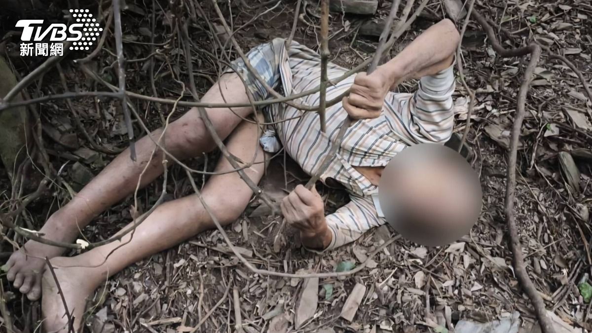 老翁困在陡坡。(圖/TVBS)