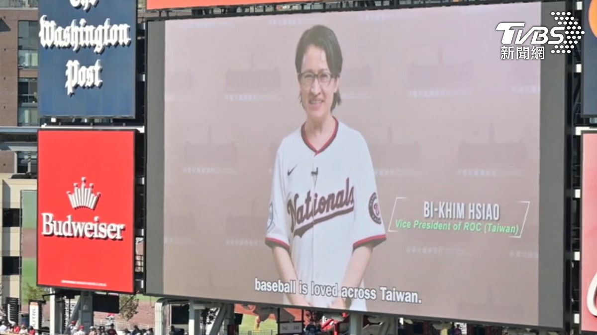 副總統蕭美琴驚喜現身在華盛頓國民隊球場螢幕上,慶祝正式台灣日 (圖/TVBS)