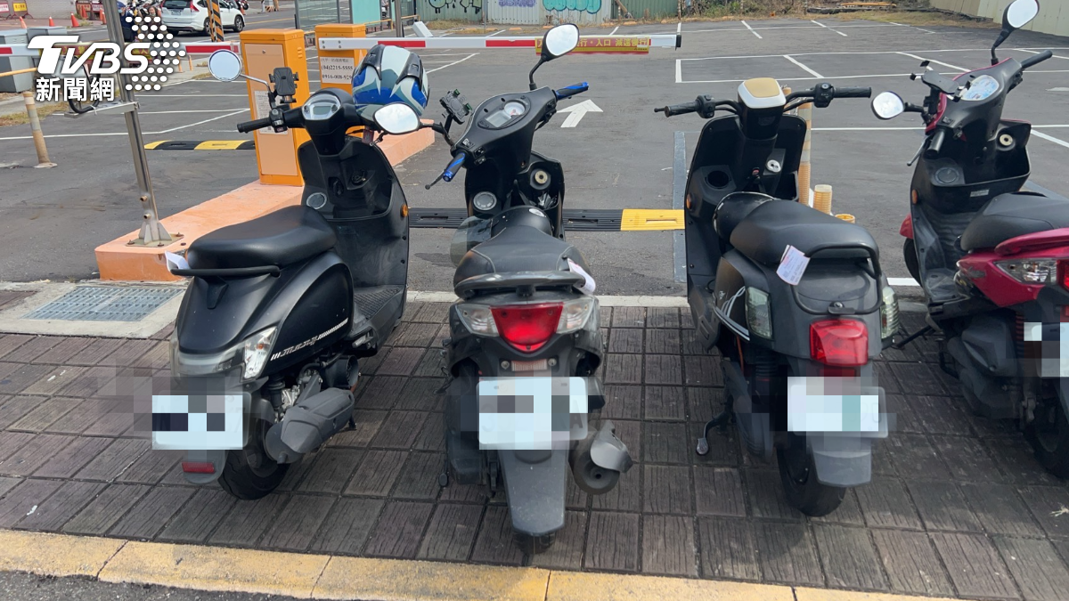 台中交通亂象!她付費想進停車場 入口全被違停機車擋住