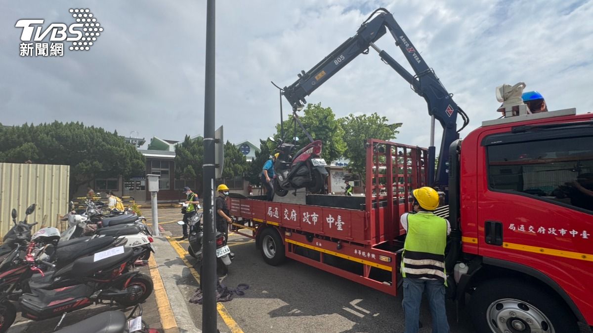 警方拖吊15台車。（圖／TVBS）