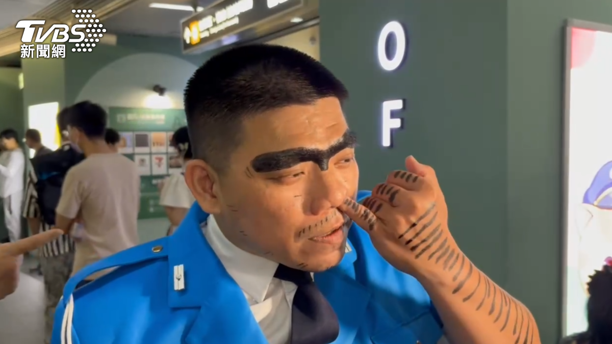 40歲的大叔，把兩津勘吉摸仿的維妙維肖，，搞怪的表情，讓人捧腹大笑。（圖／TVBS）