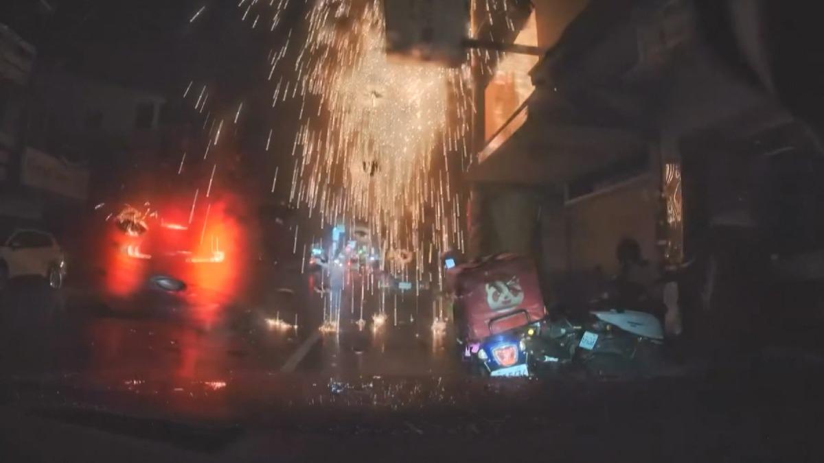 遇閃電雷擊!電桿連爆兩次,居民全程目睹慌張變驚恐。(圖/翻攝Threads_ba0906906057)