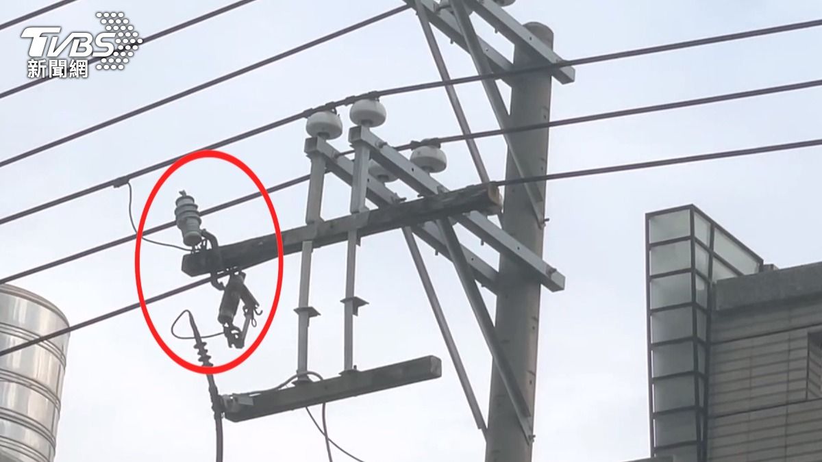嘉義太保市區,有閃電兩度打中同一根電桿,機率比中頭獎還低。(圖/TVBS)