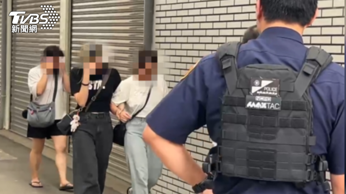 中壢民宅惡火奪5命 家屬抵殯儀館相驗掩面痛哭