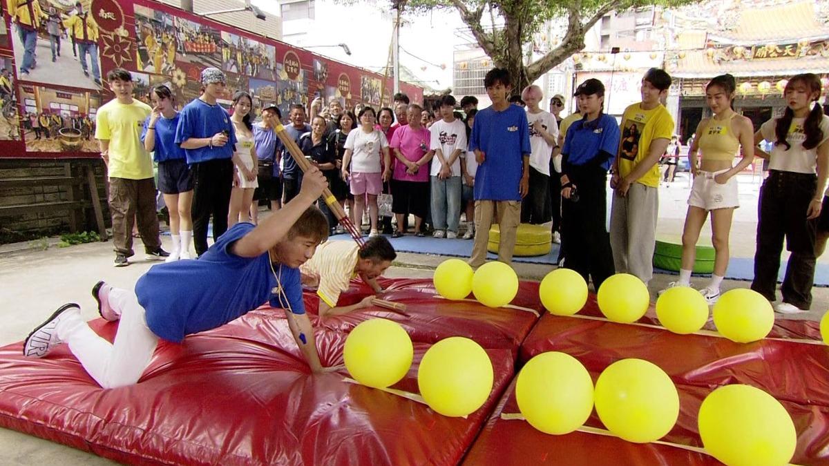 胡瓜賣力玩遊戲。(圖/民視提供)