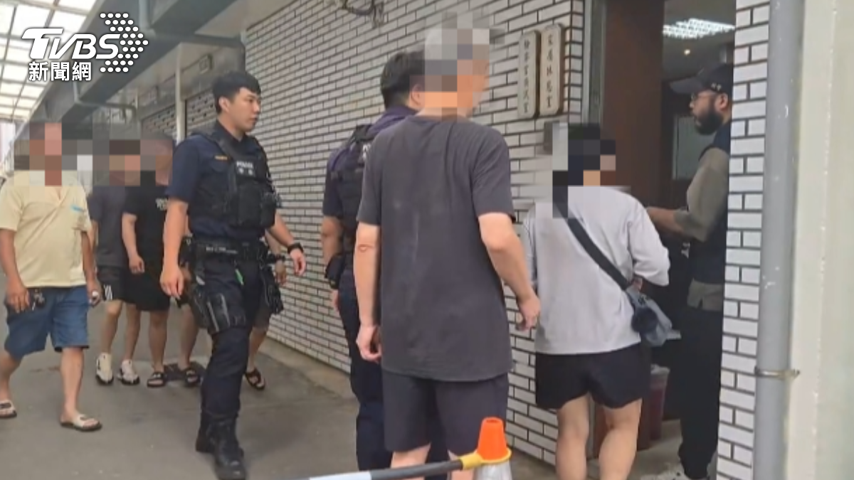 死者家屬抵達殯儀館。(圖/TVBS)