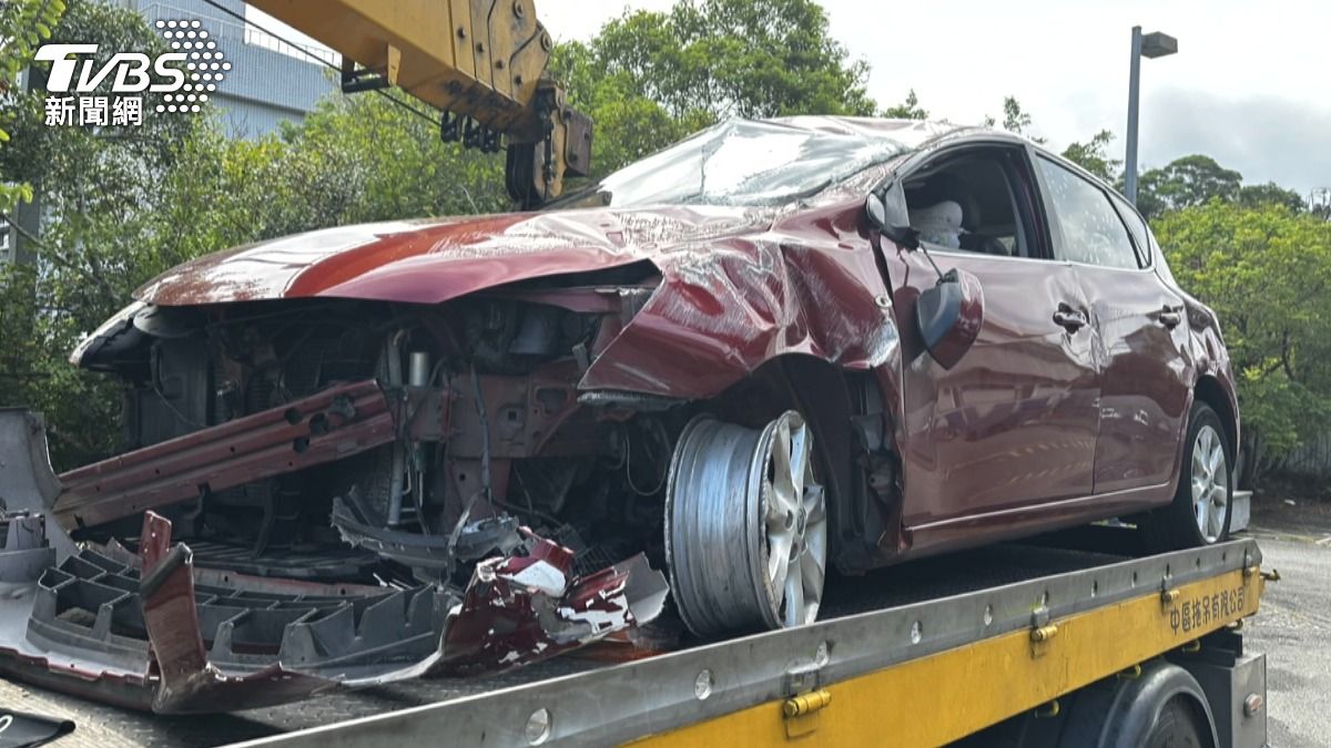 恍神擦撞驚變翻車意外!女保全「急轉方向盤」導致車輛翻覆碎裂。(圖/TVBS)