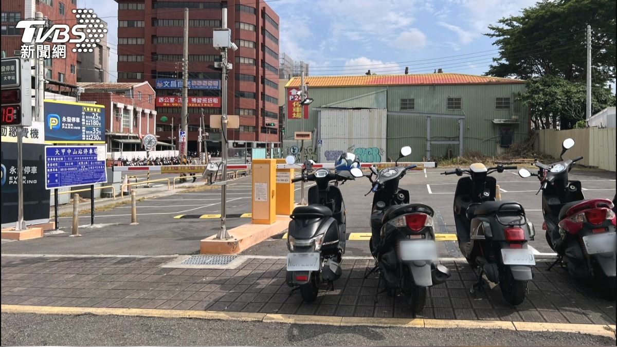 停車場遭違停車「堵死入口」！暑假末日警方拖吊15輛　距分局僅50公尺。(圖／TVBS)