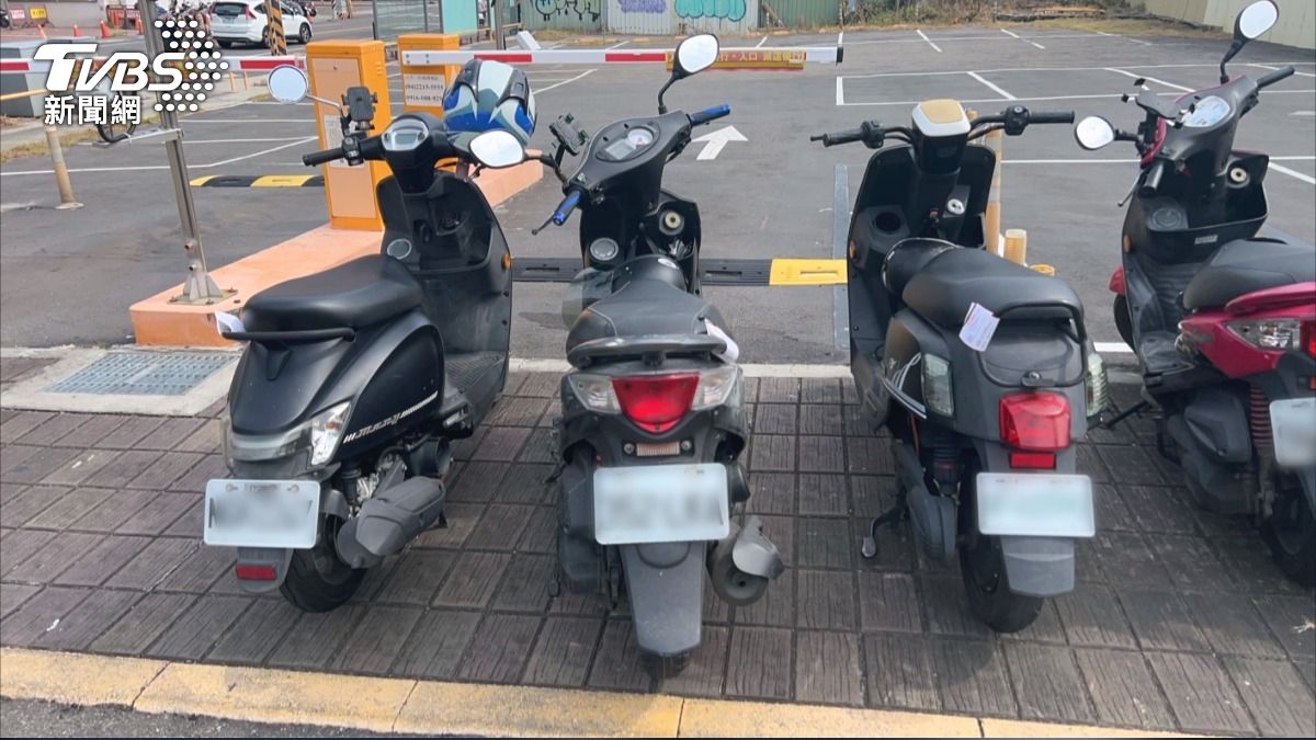 「違停亂象」堵停車場入口　業者：已持續一兩年。(圖／TVBS)
