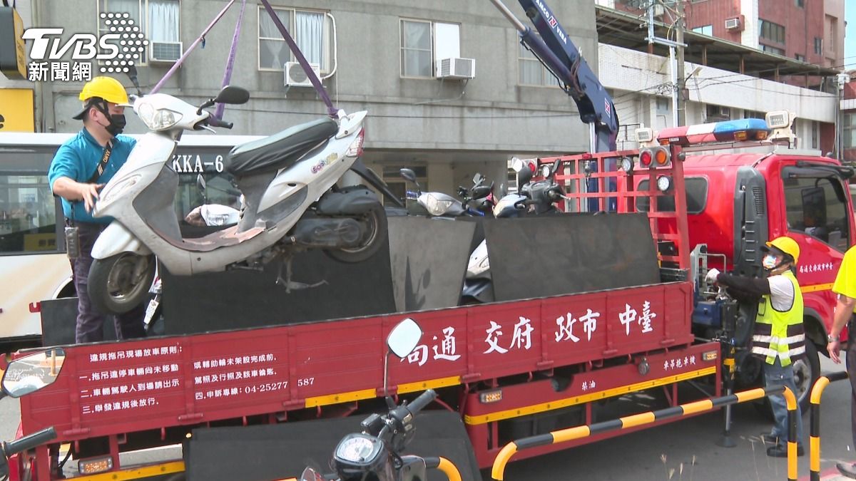 大甲車站違停嚴重　警方開單拖吊15輛機車。(圖／TVBS)