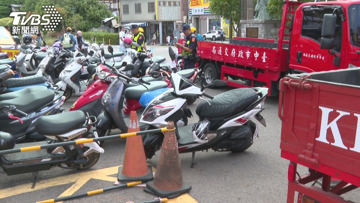 堵塞停車場出入口　大甲警方取締23件違停。(圖／TVBS)