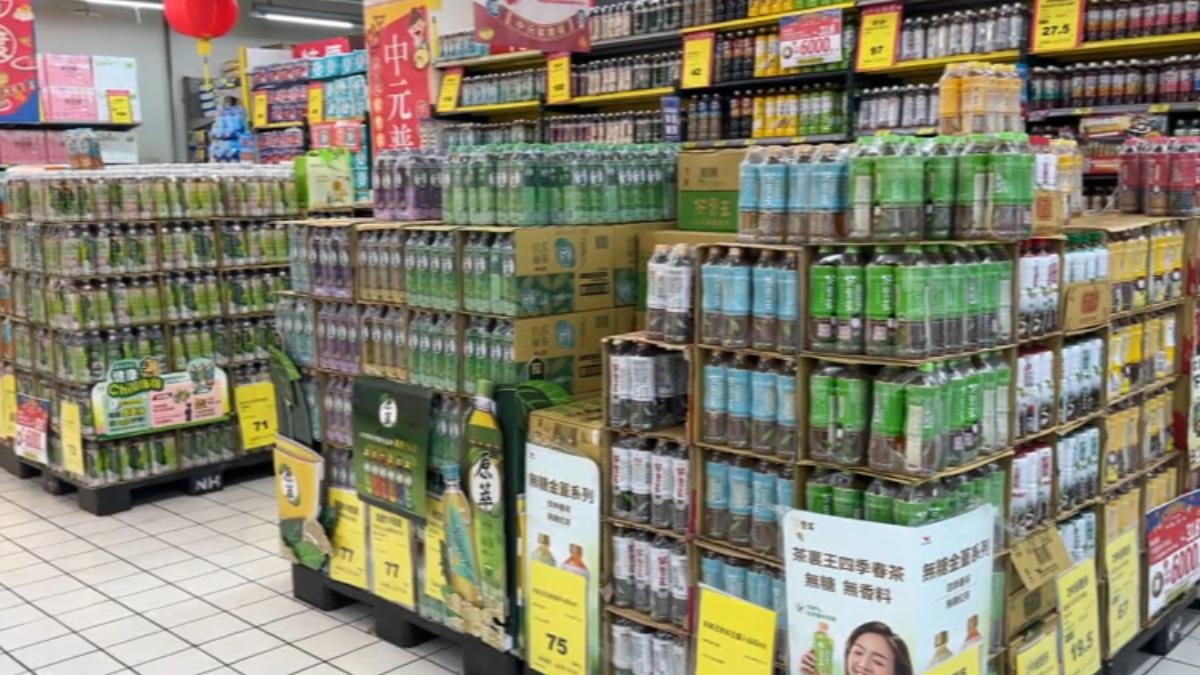 無糖茶飲除了降價以外,也有搭配中元普渡的檔期折扣。(圖/TVBS)