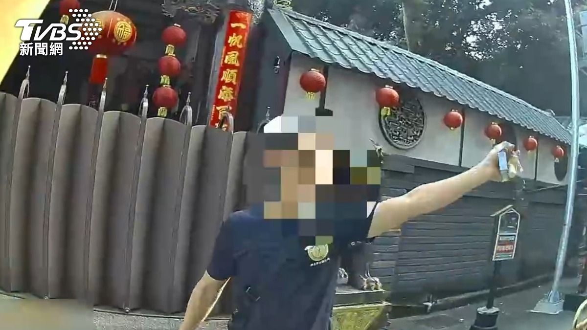 失聯移工拒檢落跑遭警壓制。(圖/TVBS)