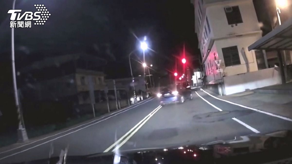 酒醉男揮木棍攔車 警搜出「K他命」。(圖/TVBS)