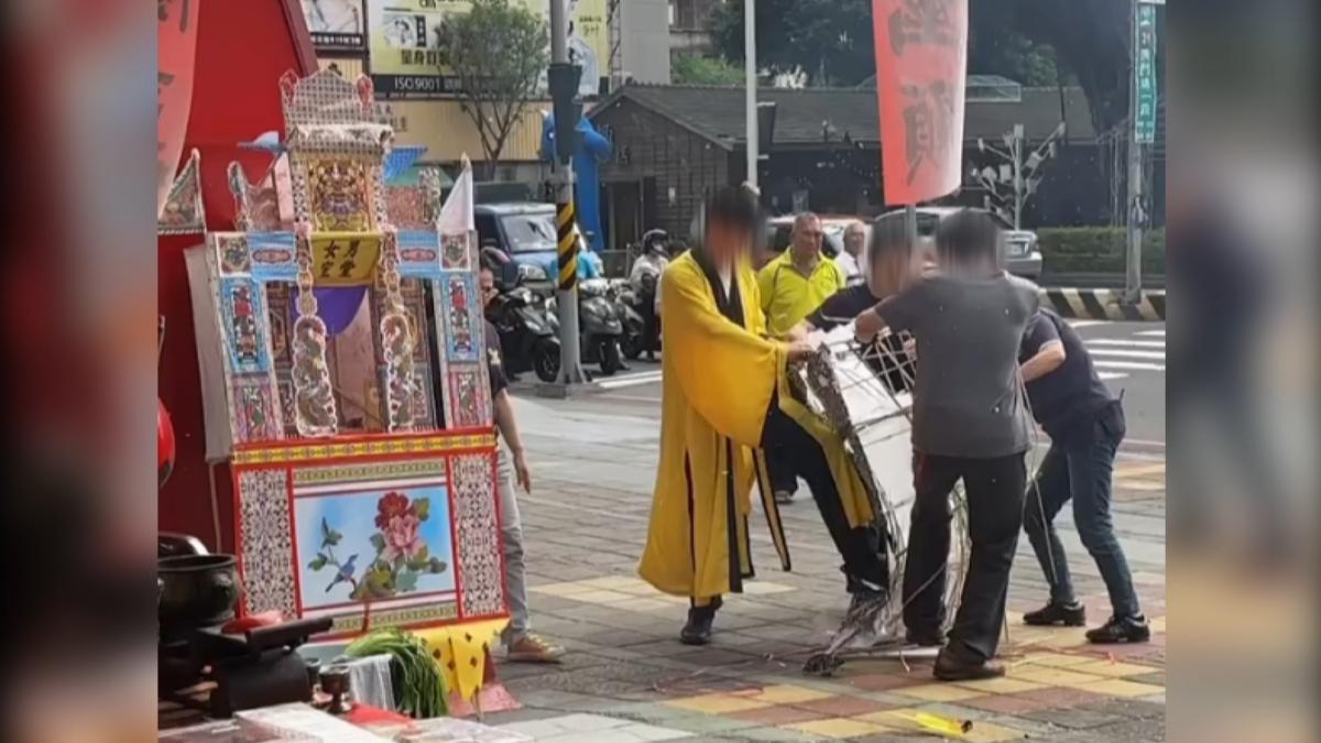 普渡用「紙紮屋」踩扁再燒!民俗專家怒批:侮辱好兄弟。(圖/翻攝Threads_asd105784032)